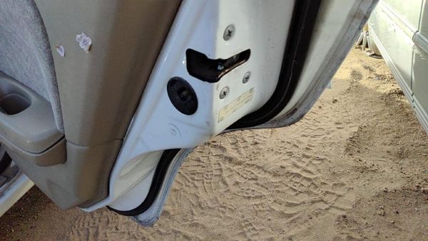 2000-2006 Nissan Sentra Passenger Right Rear Door Latch With Rods/Cables Back — photo 2