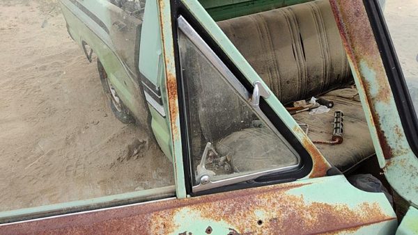 72-82 Courier Passenger Right Front Vent Window Small Door Glass With Frame Oem — photo 1