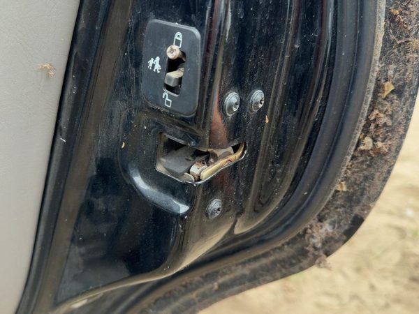 97-01 Ford Expedition Passenger Right Rear Door Latch With Rods/Cables Oem Back — photo 2