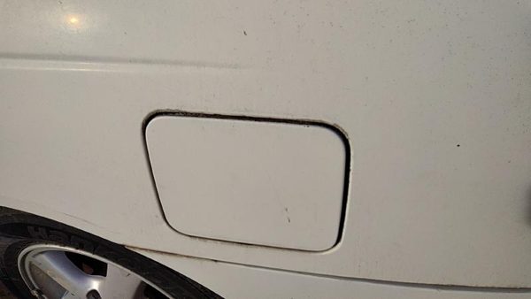 2000-2006 Nissan Sentra Fuel Tank Door With Hinge Gas Lid Oem Filler White Qm1 — photo 1