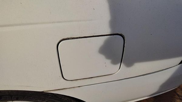 2000-2006 Nissan Sentra Fuel Tank Door With Hinge Gas Lid Oem Filler White Qm1 — photo 3