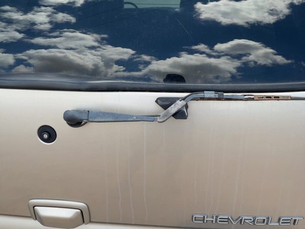 00-06 Chevy Suburban Back Glass Wiper Arm Oem Rear Window Blade Liftgate Hatch — photo 1
