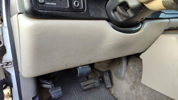 00-02 Suburban Lower Dash Under Column Knee Bolster Trim Panel 922 Light Gray — photo 1