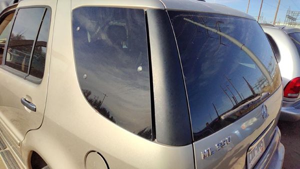1998-2005 Mercedes Ml350 Driver Left Rear Moulding On Quarter Panel Oem — photo 1
