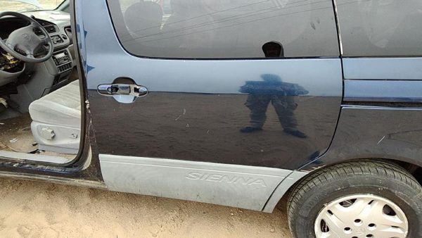 2001 Toyota Sienna Rear Door LH Blue 8Q0 — photo 1