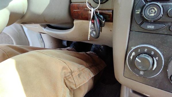 04-05 New Style Malibu Lower Dash Under Column Knee Bolster Trim Panel Neutral — photo 5