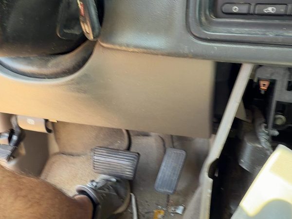 05-06 Suburban 1500 Lower Dash Under Column Knee Bolster Trim Panel Oem Gray 92I — photo 4