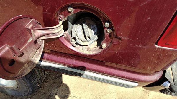 1998-2000 Gmc Yukon Fuel Filler Neck Assembly With Gas Cap Oem 15732488 — photo 1