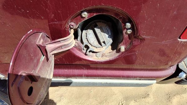 1998-2000 Gmc Yukon Fuel Filler Neck Assembly With Gas Cap Oem 15732488 — photo 3