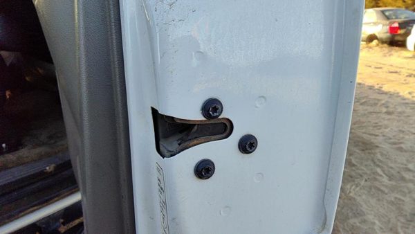 2000-2006 Chevy Suburban Passenger Right Rear Door Latch With Rods/Cables Back — photo 1
