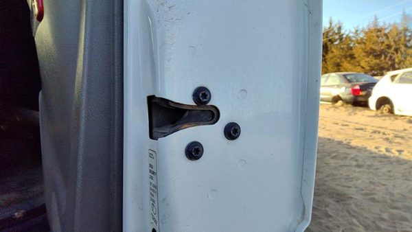 2000-2006 Chevy Suburban Passenger Right Rear Door Latch With Rods/Cables Back — photo 3
