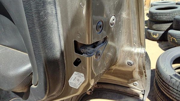 2002-2007 Jeep Liberty Passenger Right Rear Door Latch With Rods/Cables Oem Back — photo 1