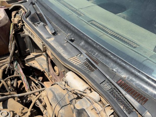 1986 Buick Park Ave Windshield Wiper Cowl Vent Trim Panel Oem Cover — photo 2