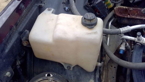 1993 Cadillac Fleetwood Coolant Recovery Bottle Reservoir Radiator Overflow — photo 3