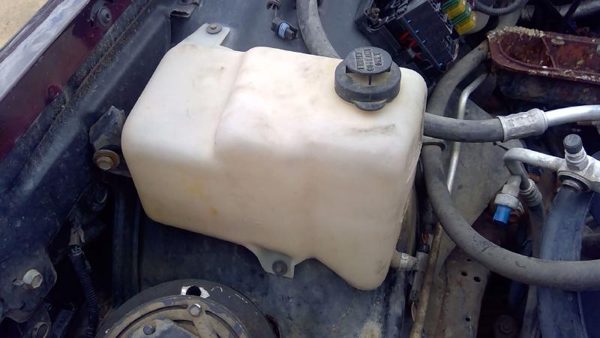 1993 Cadillac Fleetwood Coolant Recovery Bottle Reservoir Radiator Overflow — photo 5