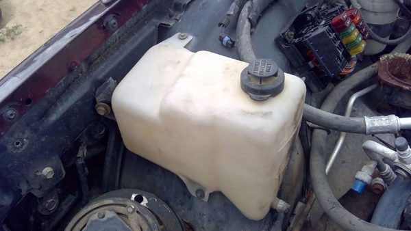 1993 Cadillac Fleetwood Coolant Recovery Bottle Reservoir Radiator Overflow — photo 8