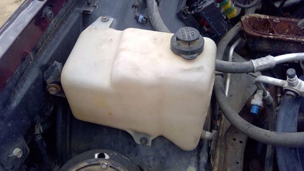 1993 Cadillac Fleetwood Coolant Recovery Bottle Reservoir Radiator Overflow — photo 4