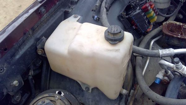 1993 Cadillac Fleetwood Coolant Recovery Bottle Reservoir Radiator Overflow — photo 7