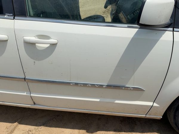 2012 Dodge Grand Caravan Front Door RH White PW1 — photo 3