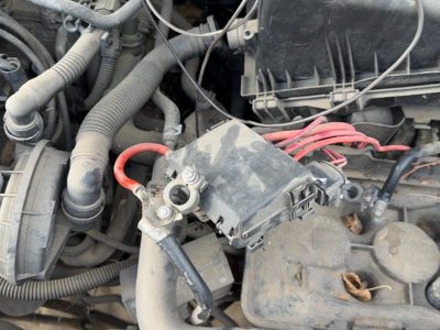 2002-2005 Volkswagen Jetta Sedan Battery Mounted Fuse Box Power Block