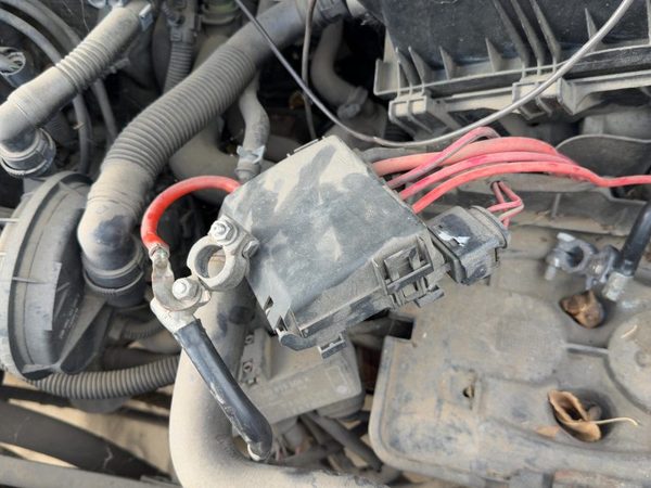 2002-2005 Volkswagen Jetta Sedan Battery Mounted Fuse Box Power Block — photo 3
