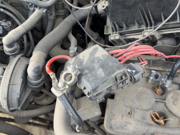 2002-2005 Volkswagen Jetta Sedan Battery Mounted Fuse Box Power Block — photo 4