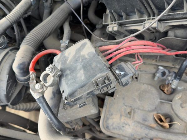 2002-2005 Volkswagen Jetta Sedan Battery Mounted Fuse Box Power Block — photo 6