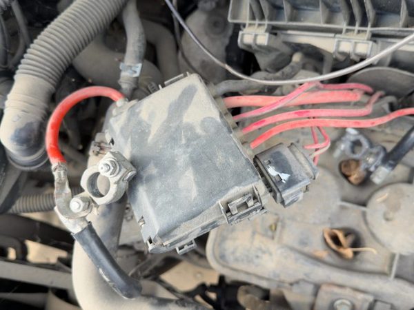 2002-2005 Volkswagen Jetta Sedan Battery Mounted Fuse Box Power Block — photo 7