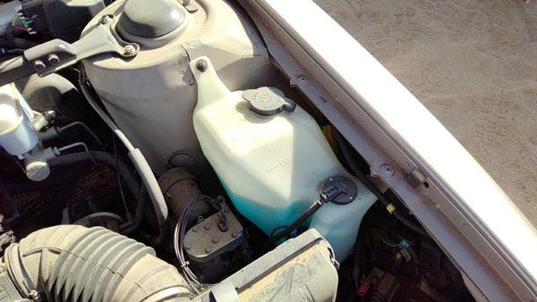 1992 Buick Park Ave Ultra Windshield Washer Fluid Reservoir With Pump Wiper Tank — photo 2