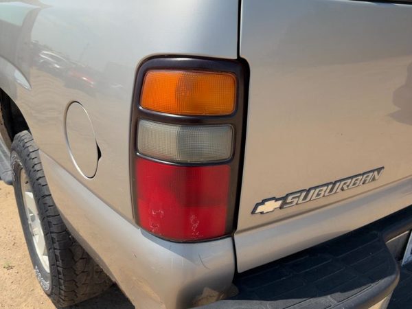 2004-2006 Chevy Suburban 1500 Driver Left Tail Light Brake Lamp Oem Rear — photo 1