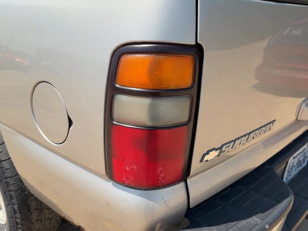 2004-2006 Chevy Suburban 1500 Driver Left Tail Light Brake Lamp Oem Rear — photo 2