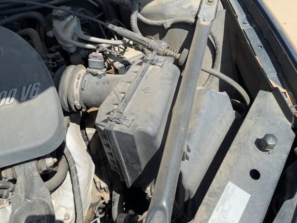 10-11 Impala Complete Air Intake Cleaner Filter Box Housing With Tube Oem 3.9L — photo 3