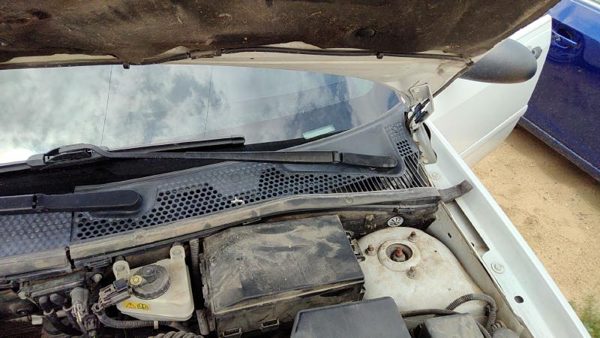 2000 Focus Station Wagon Windshield Wiper Cowl Vent Trim Panel Oem Cover — photo 2
