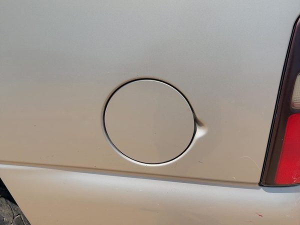 00-06 Suburban 1500 Fuel Tank Door With Hinge Gas Lid Filler Silver Birch 59U — photo 3