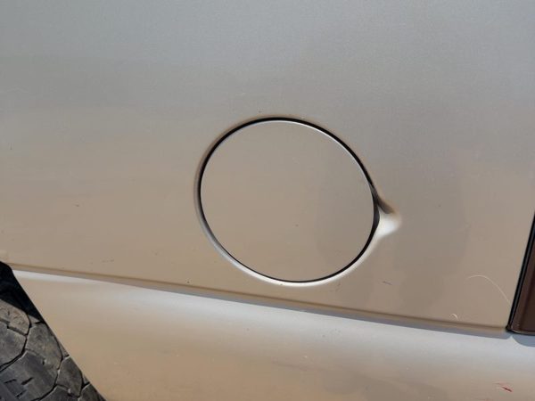 00-06 Suburban 1500 Fuel Tank Door With Hinge Gas Lid Filler Silver Birch 59U — photo 2