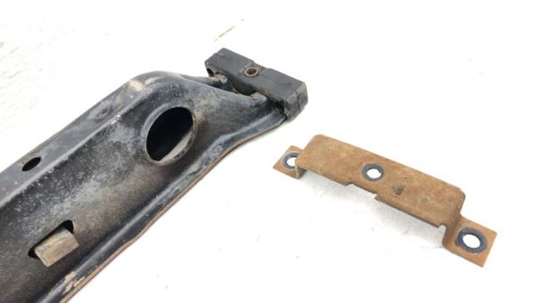 1990 Chevy Silverado 1500 Torssion Bar Mount Crossmember Bracket Keys Hardware — photo 4