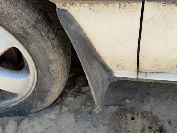 1988-1989 Honda Accord LX Driver Left Front Fender Mudflap OEM 75810-SE0-J00 — photo 3