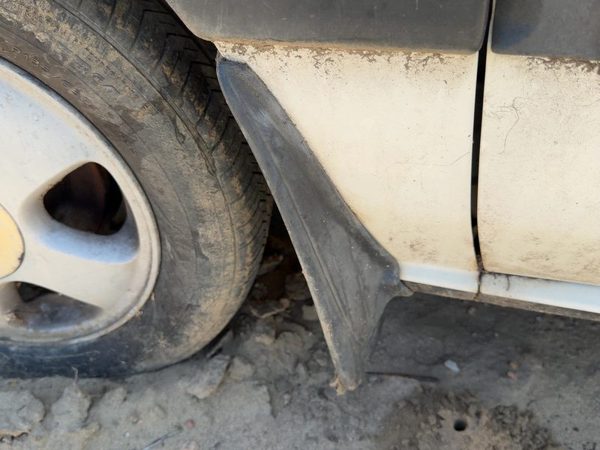 1988-1989 Honda Accord LX Driver Left Front Fender Mudflap OEM 75810-SE0-J00 — photo 2