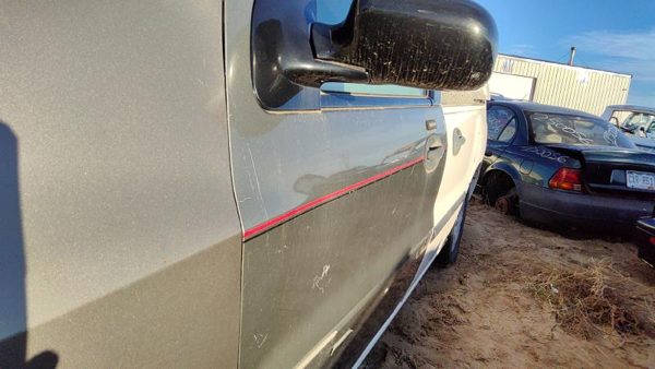 2007 Ford Freestar Front Door LH Wt White 6F2Z1720125BA — photo 4