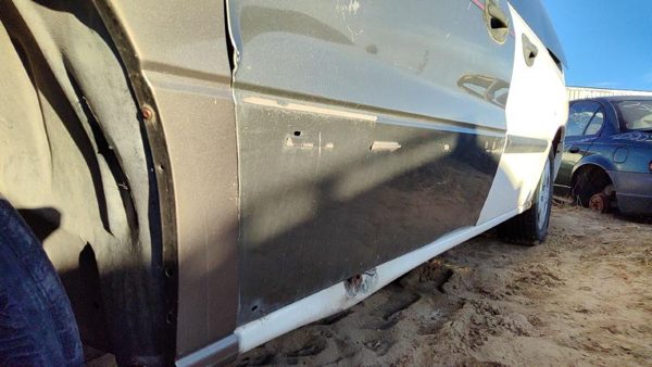 2007 Ford Freestar Front Door LH Wt White 6F2Z1720125BA — photo 8