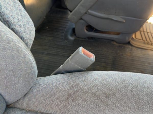 98-02 Express 2500 Passenger Right Front Seat Belt Buckle Receiver Oem Grey 92G — photo 2
