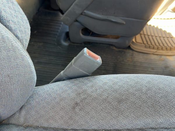 98-02 Express 2500 Passenger Right Front Seat Belt Buckle Receiver Oem Grey 92G — photo 1