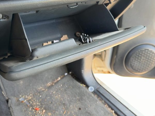 02 Chevy S10 Blazer Glove Box Assembly Complete Door With Latch Oem Graphite 12H — photo 5