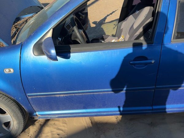 2002 Volkswagen Jetta Front Door LH Blue — photo 3