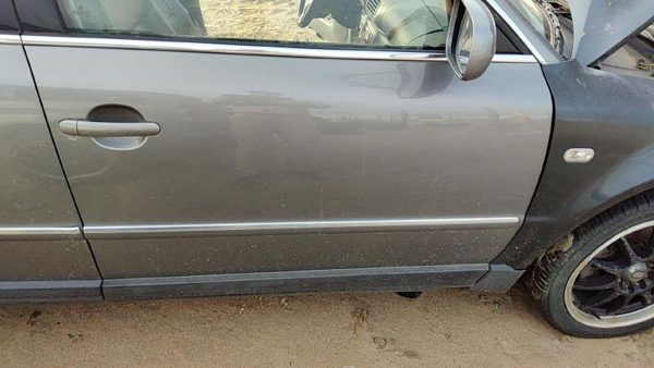 2002 Volkswagen Passat Front Door RH Silver — photo 1