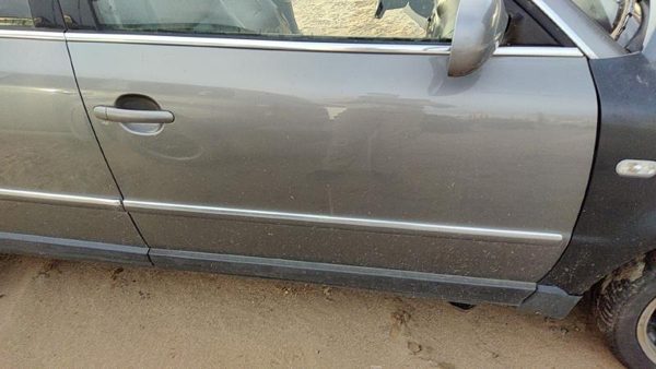 2002 Volkswagen Passat Front Door RH Silver — photo 3