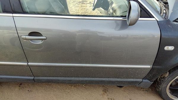 2002 Volkswagen Passat Front Door RH Silver — photo 2