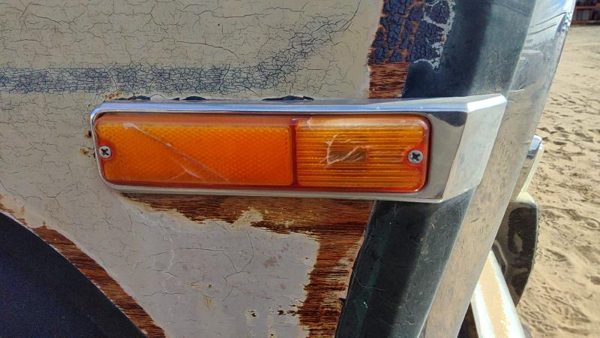 84-91 Grand Wagoneer Passenger Right Front Turn Signal Light Lamp Fender Mounted — photo 2