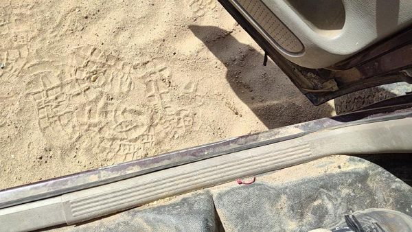 03-05 Dodge Ram 2500 Driver Left Lower Kick Trim Panel Oem Taupe L5 — photo 2