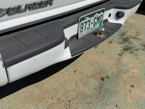 2001 Chevy S10 Blazer Rear Bumper Assembly with Mount Brackets White 50U — photo 5